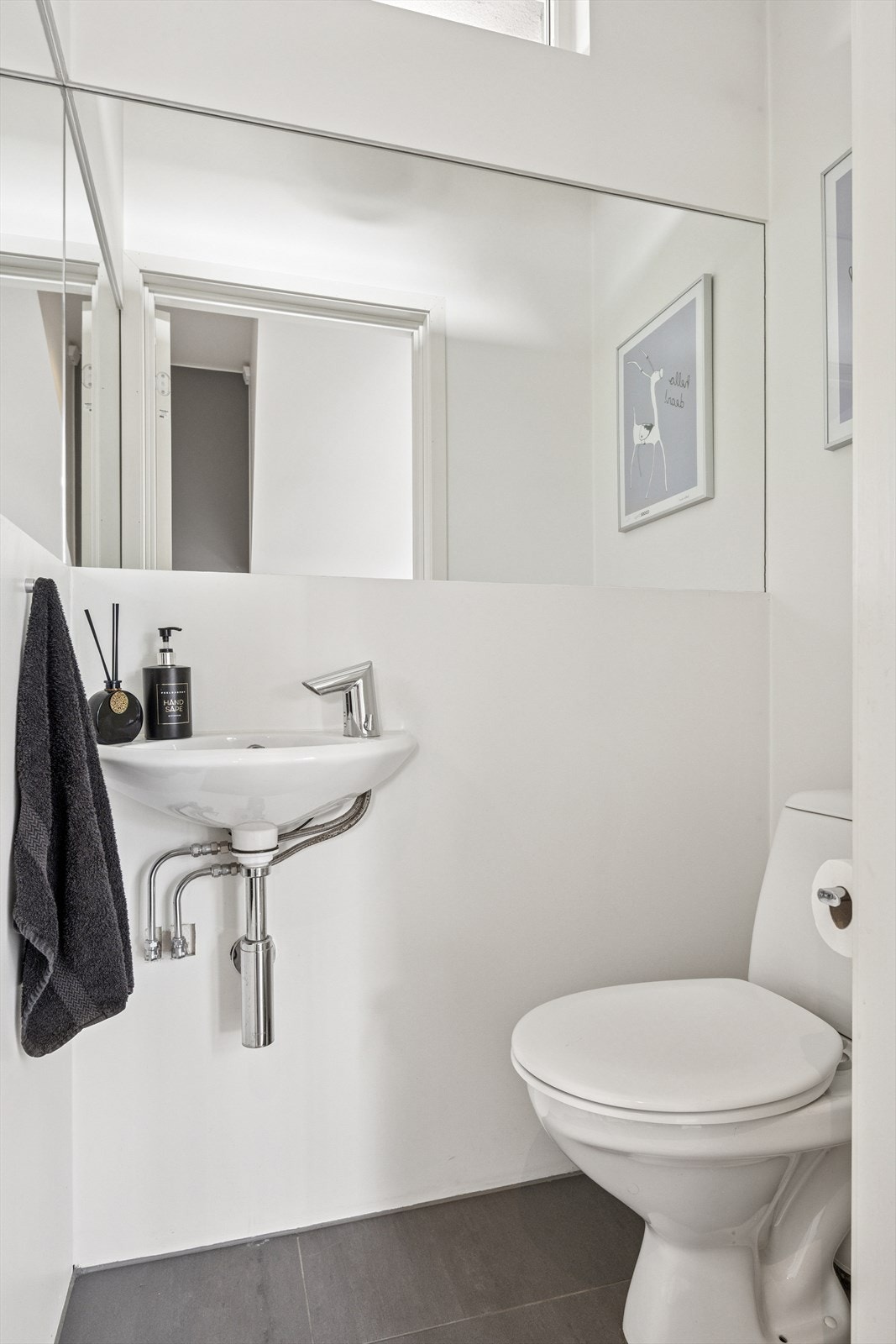 Eget toalettrom med praktisk adkomst fra hallen. Galleribilde