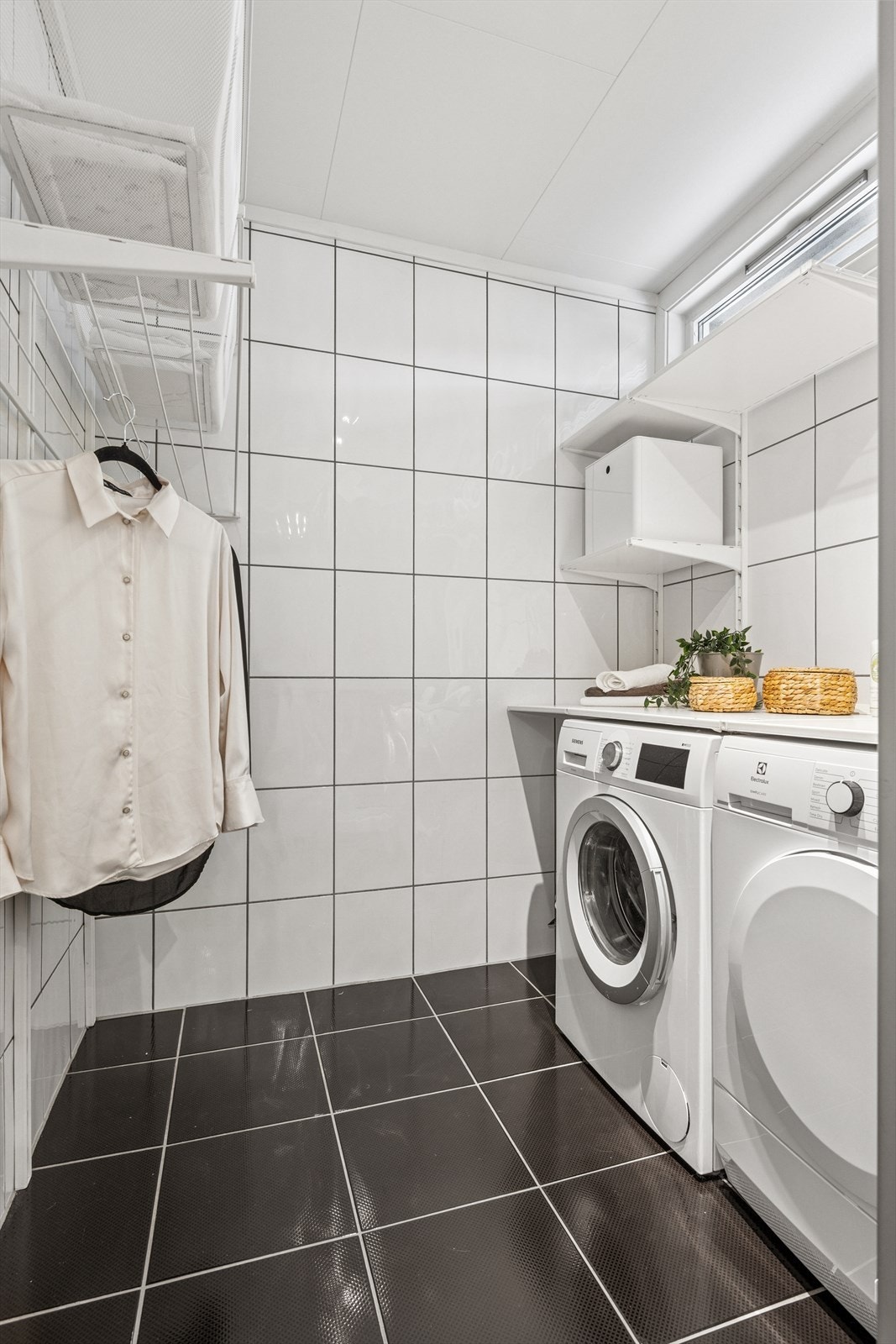 Vaskeromsdelen er innredet med benk- og hyllesystem, samt plass med opplegg til vaskemaskin og tørketrommel. Galleribilde