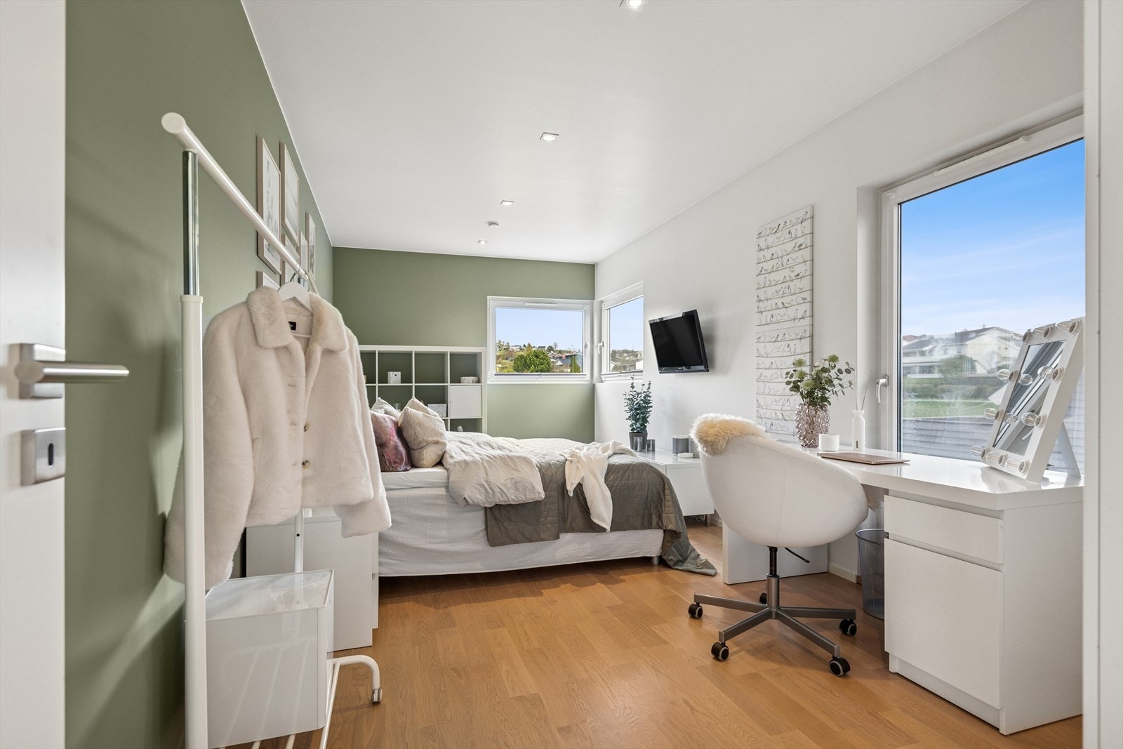 Soverommene har meget god størrelse med plass til til både seng, tilpasset garderobeløsning, sittemøbel og andre ønskede småmøbler. Galleribilde