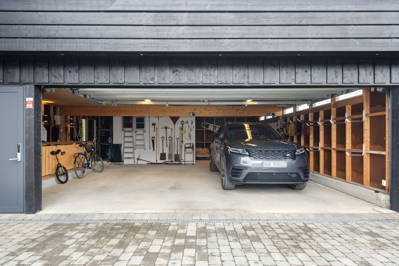 Stor dobbel garasje med 2 stk el-billadere, godt med lagringsplass samt inn- og utvendig adkomst. Galleribilde