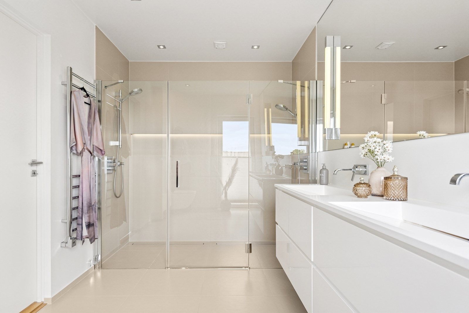 Dobbel servant med slukrenne over skuffeinnredning. Ett-greps blandebatteri med innebygget sisterne. Galleribilde