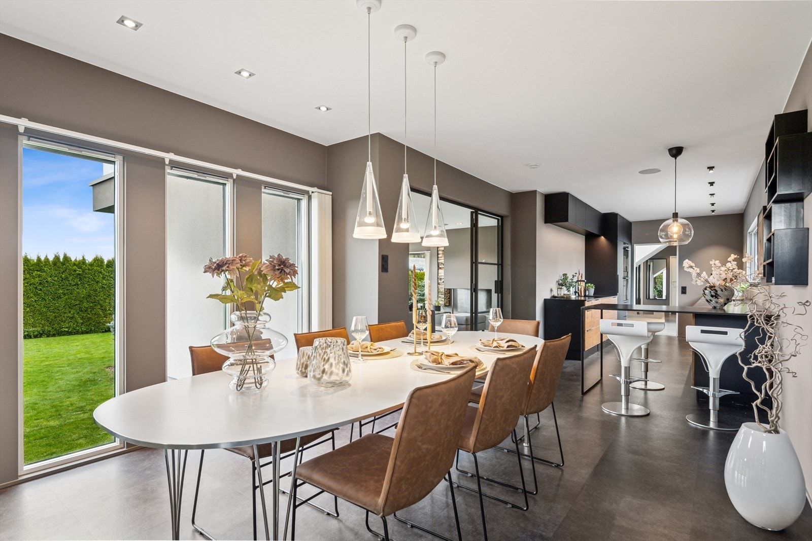 Flere vinduer gir rikelig med naturlig lys, samt utsyn til hagen. Galleribilde