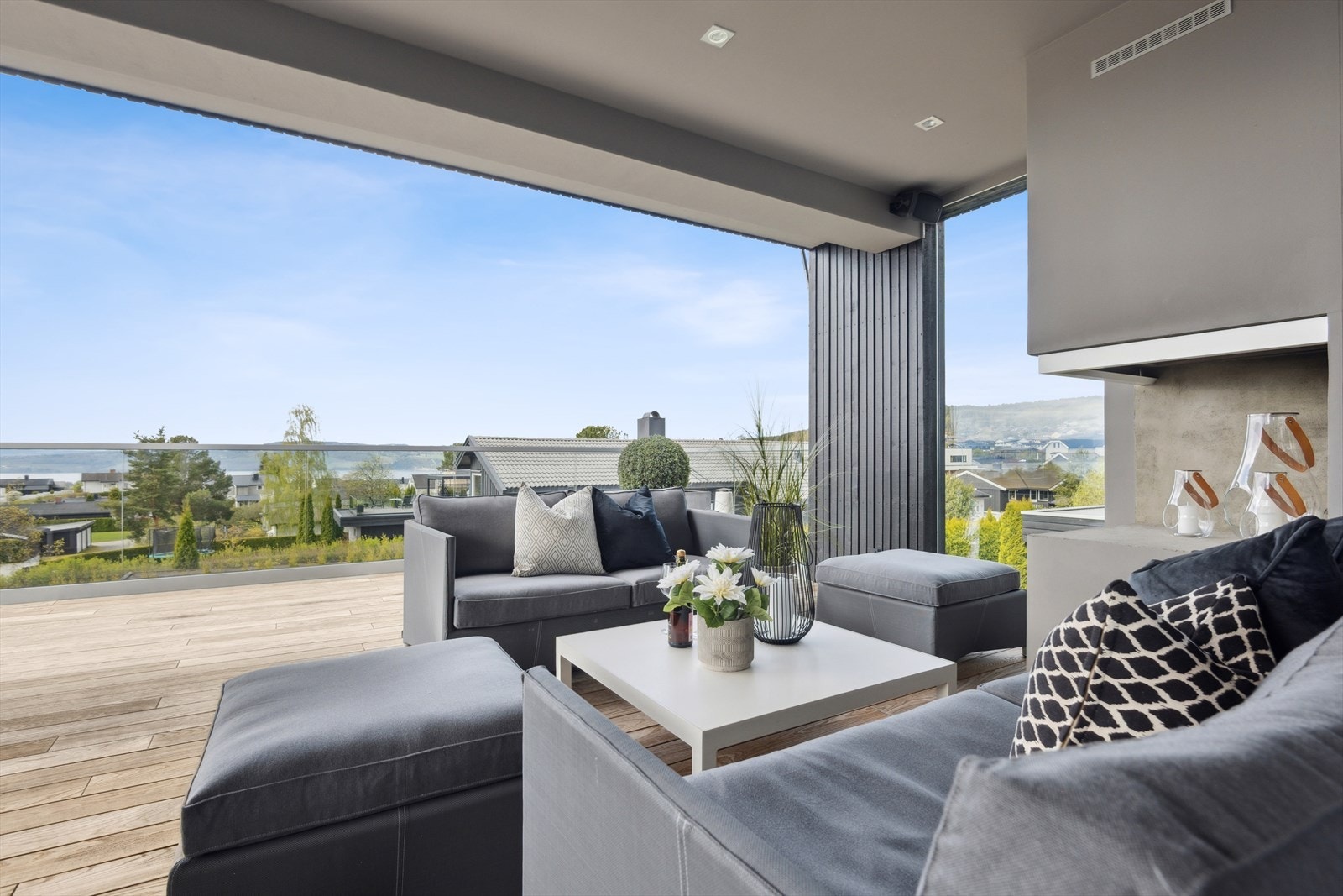 Her kan du nyte utsikten mot byen og Mjøsa. Galleribilde