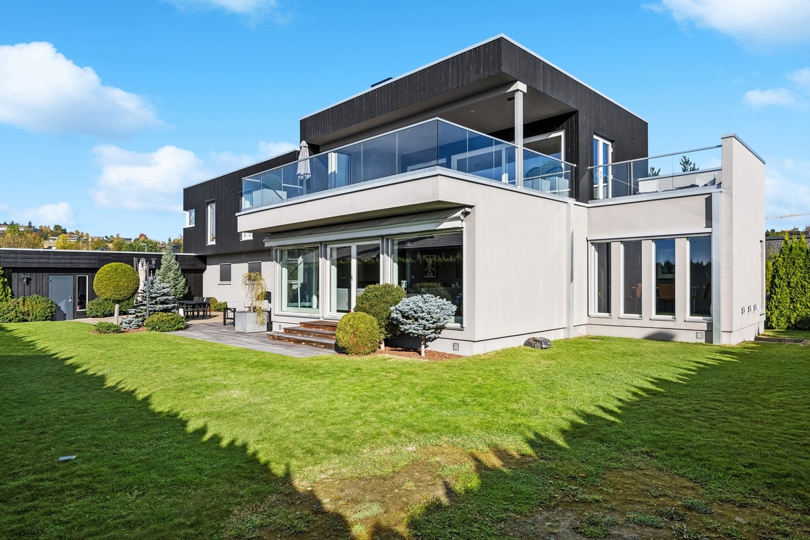 Boligen på 426 kvm BRA-I, har en moderne planløsning perfekt for barnefamilier. Galleribilde