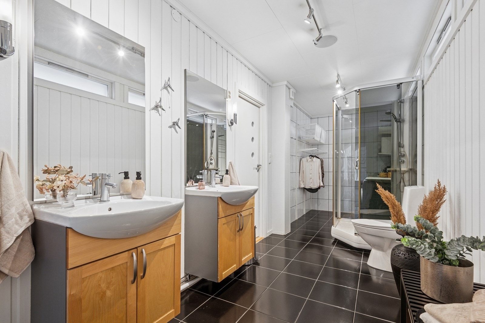 Flott og romslig bad-/ vaskerom med flislagt gulv og vannbåren gulvvarme. Galleribilde