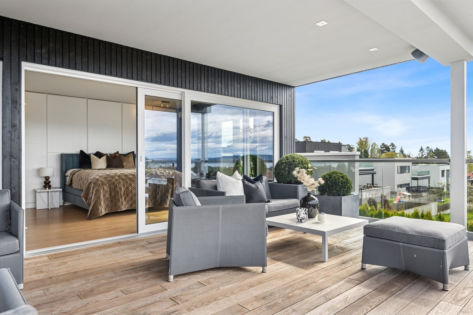 Stor, vestvendt balkong som er delvis overbygget og med downlights i himling. Galleribilde