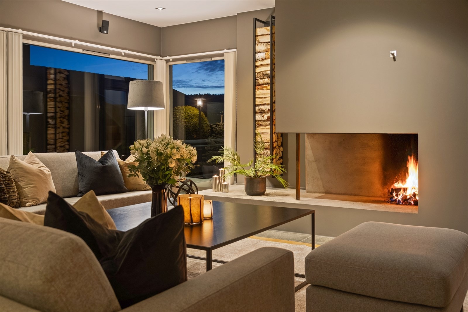 Den åpne peisen bidrar til ekstra varme og hygge. Galleribilde