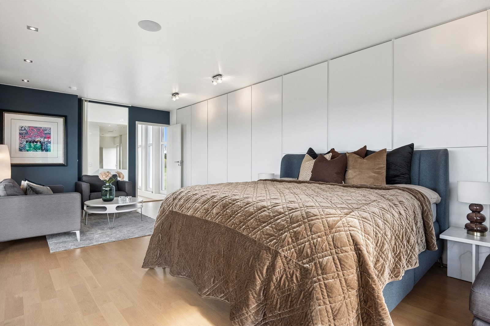 Rikholdig garderobeløsning og plass til dobbelseng samt lounge møbel. Galleribilde