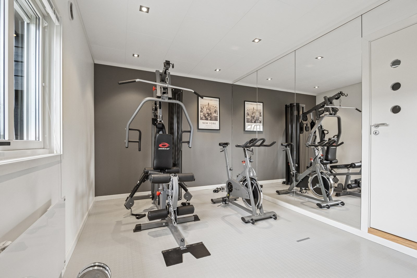 Innenfor bad/vaskerom har du adkomst til eget treningsrom med god plass til flere apparater. De som står der i dag medfølger salget Galleribilde