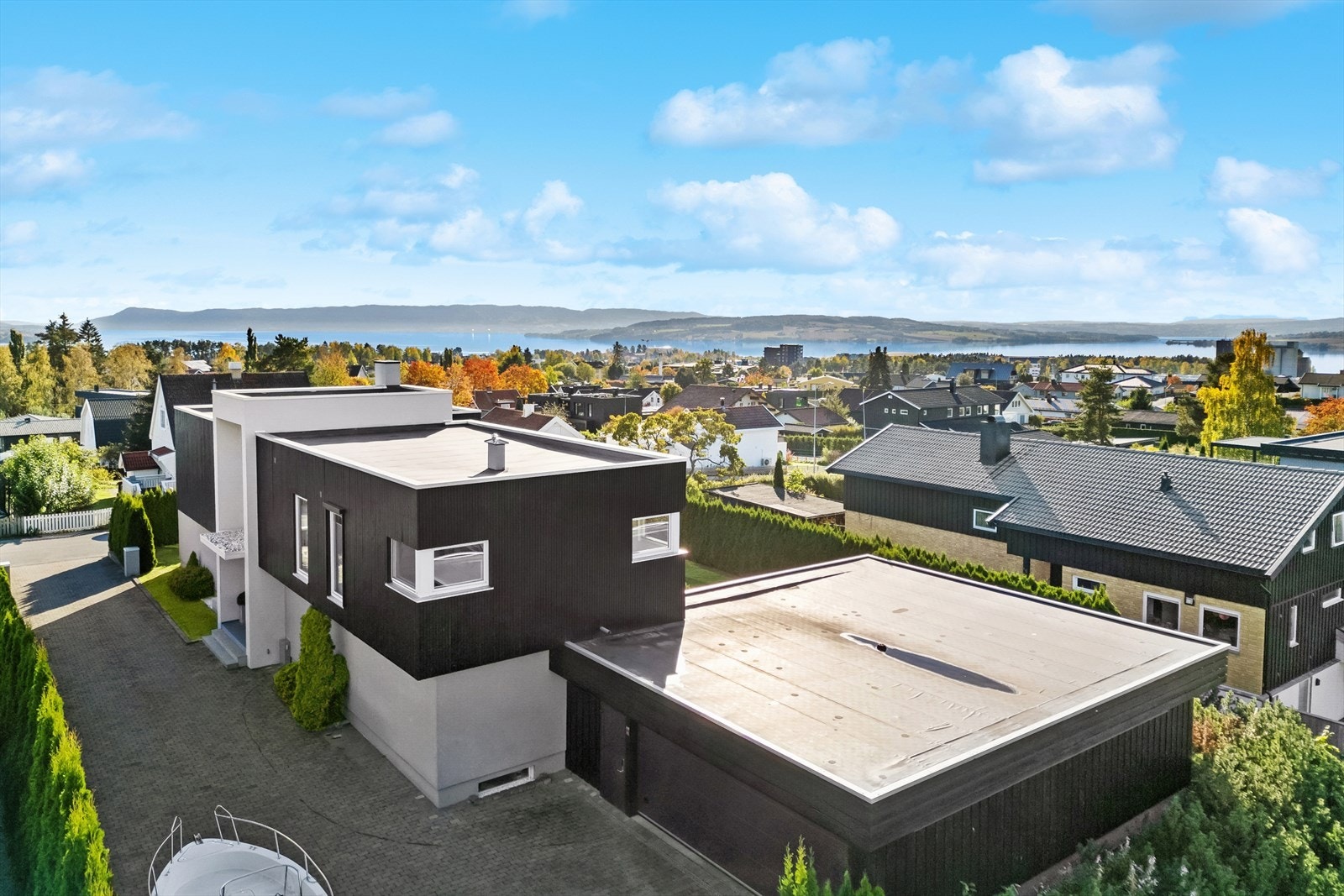 Kort vei til skoler, barnehager, butikker, kollektivtransport og Hamar sentrum. Galleribilde