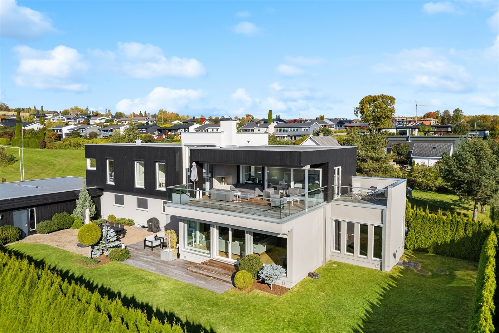 Eiendommen ligger fint til med balløkke som nærmeste nabo. Galleribilde