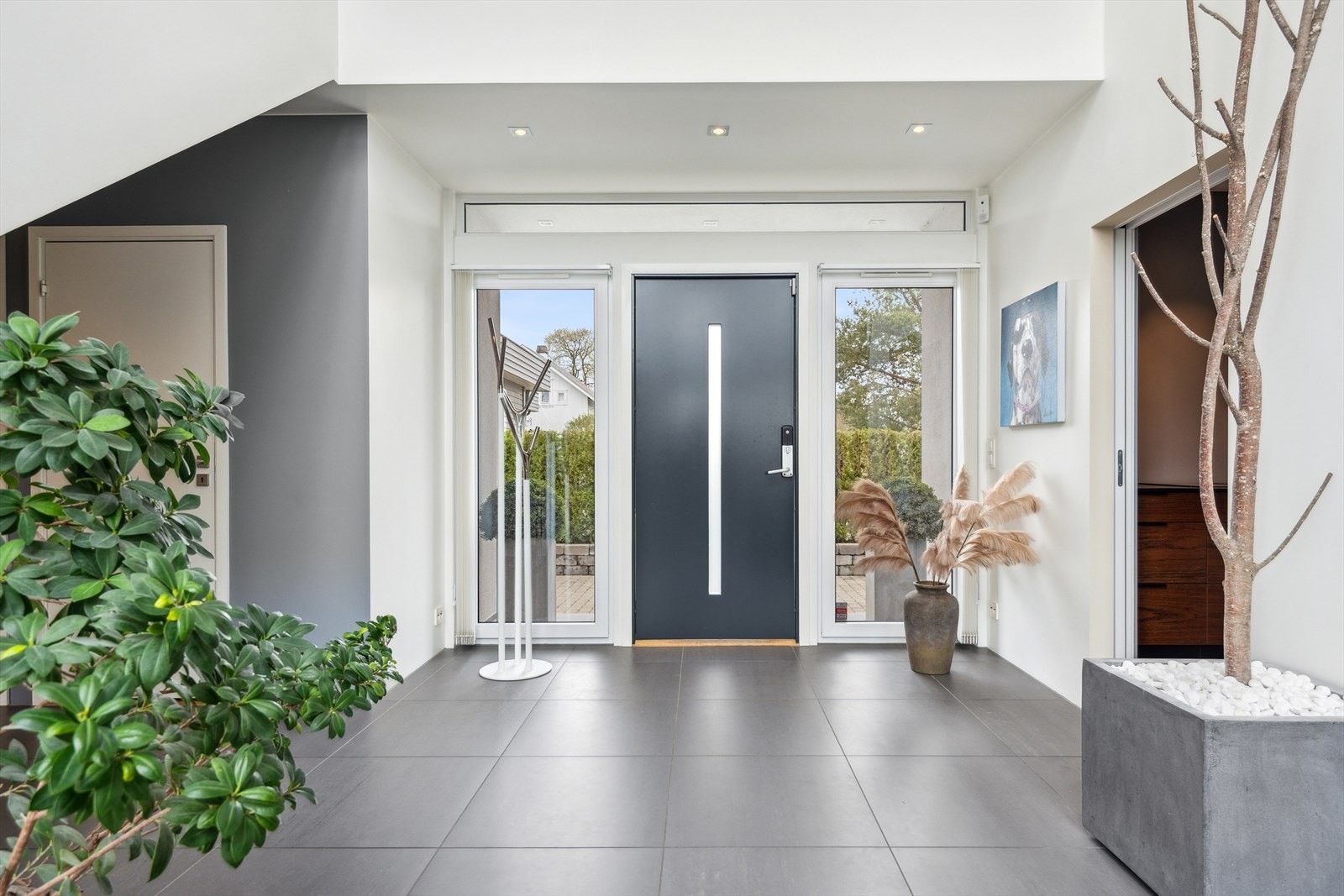 Du ønskes velkommen inn i en romslig hall, med luftig og gjennomgående løsning. Galleribilde