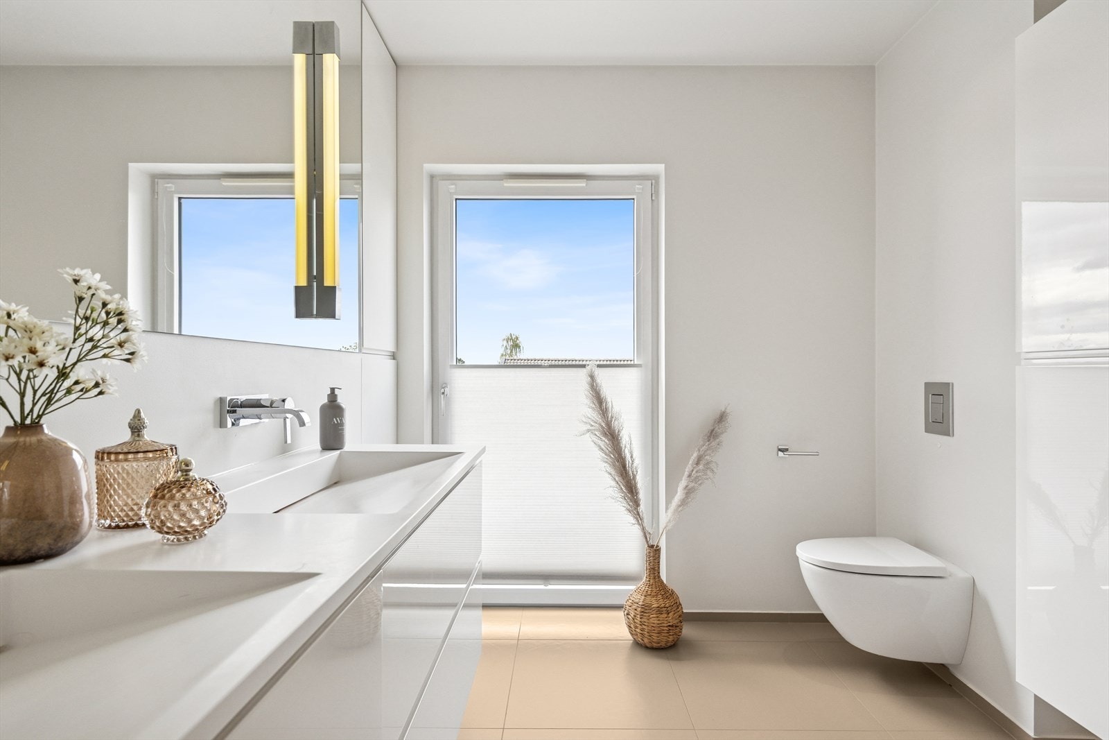 Badet er utstyrt med toalett, baderomsinnredning og dusjnisje. Galleribilde