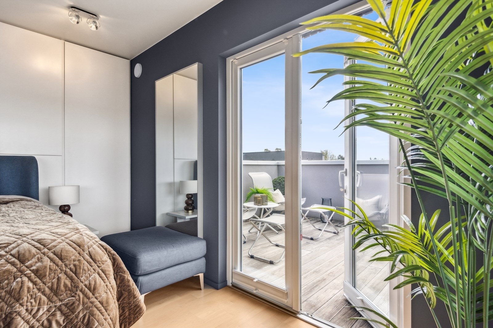 Hovedsoverommet har egen utgang til to balkonger. Galleribilde