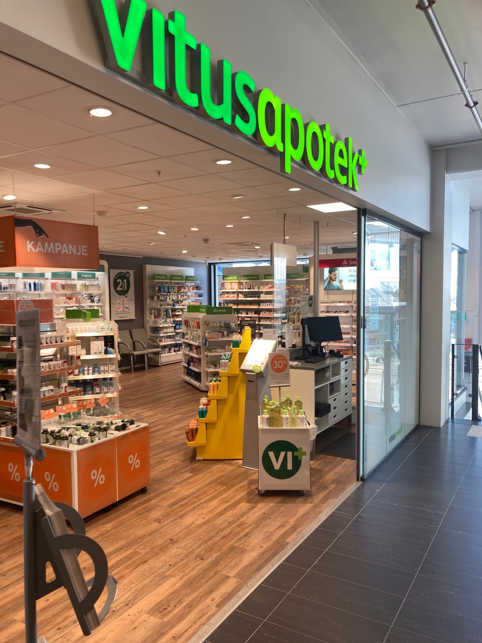 Butikkens salgslokale sett ut mot parkeringsplassen Galleribilde