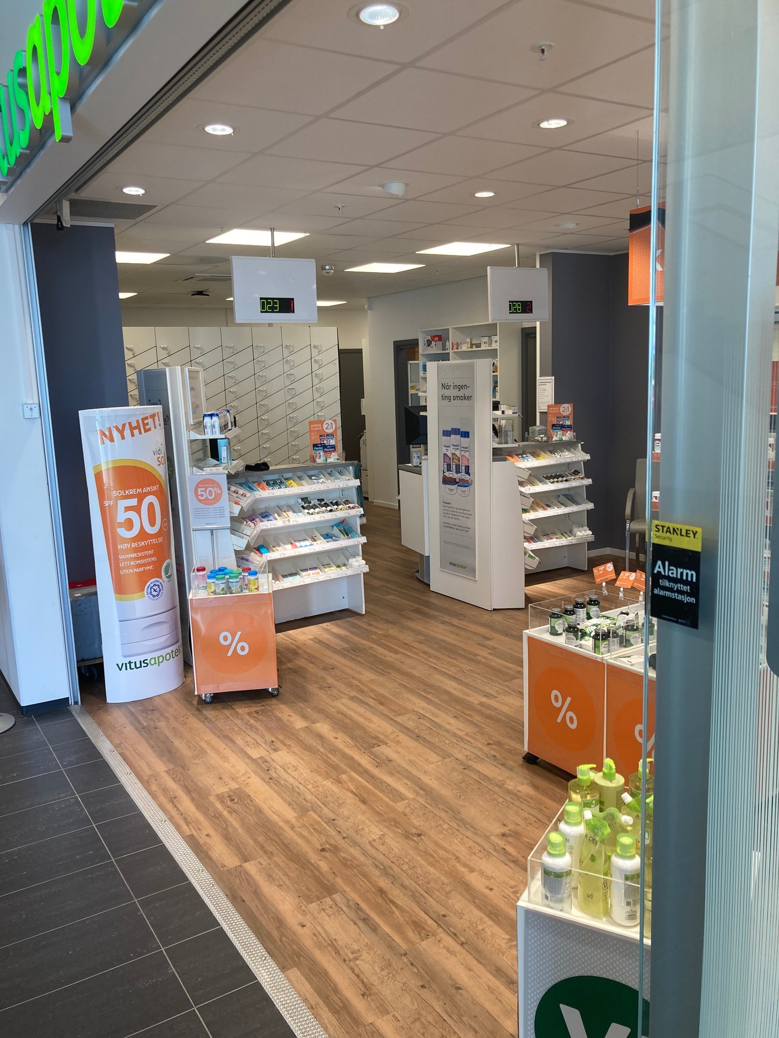 Butikkens salgslokale og innsyn til sosiale rom Galleribilde