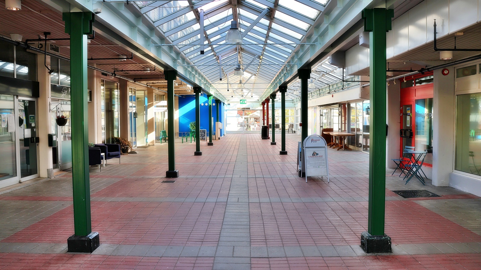 Gågata har delvis glass-overbygg. Galleribilde