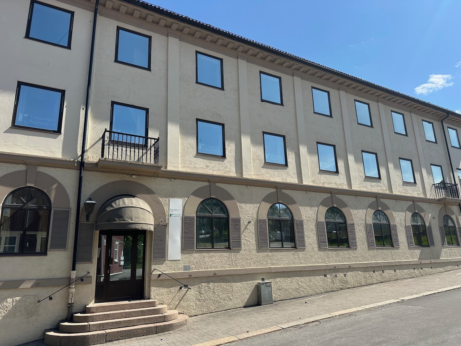 Kontorlokaler i nydelige atmosfære. Ledig i annen etasje. Galleribilde