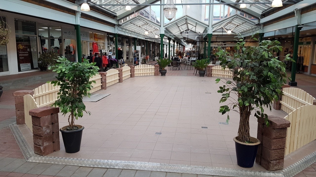 Inne i glasshuset, Gågata Galleribilde