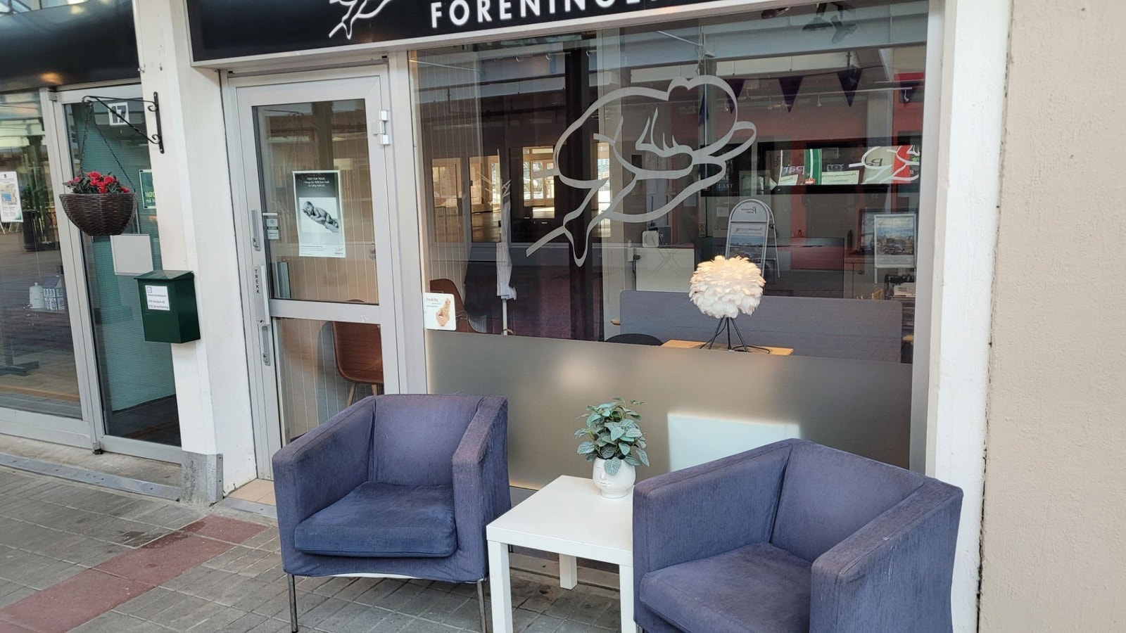 Et lite lokale som egner seg til frisør eller kontor mitt i gågata. Galleribilde