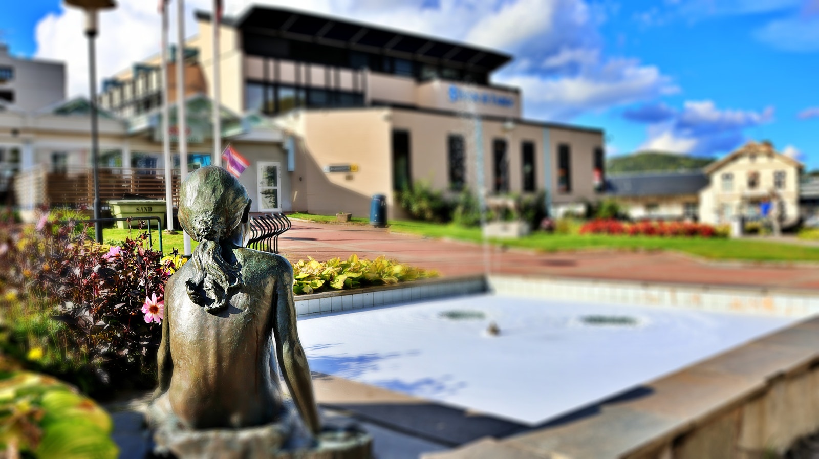 Ved siden av all offentlig kommunikasjon. Jernbane, taxi og bussforbindelser fra distriktet rundt byen. Galleribilde