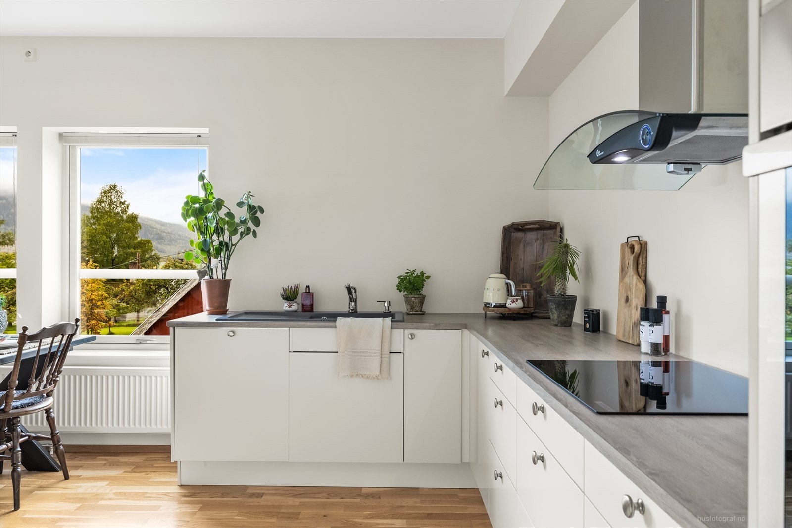 Her er det godt med skap- og benkeplass, og kjøkkenet er utstyrt med integrerte hvitevarer som kjøl/fryseskap, stekeovn, oppvaskmaskin, induksjonstopp og vannstopp-system. Galleribilde