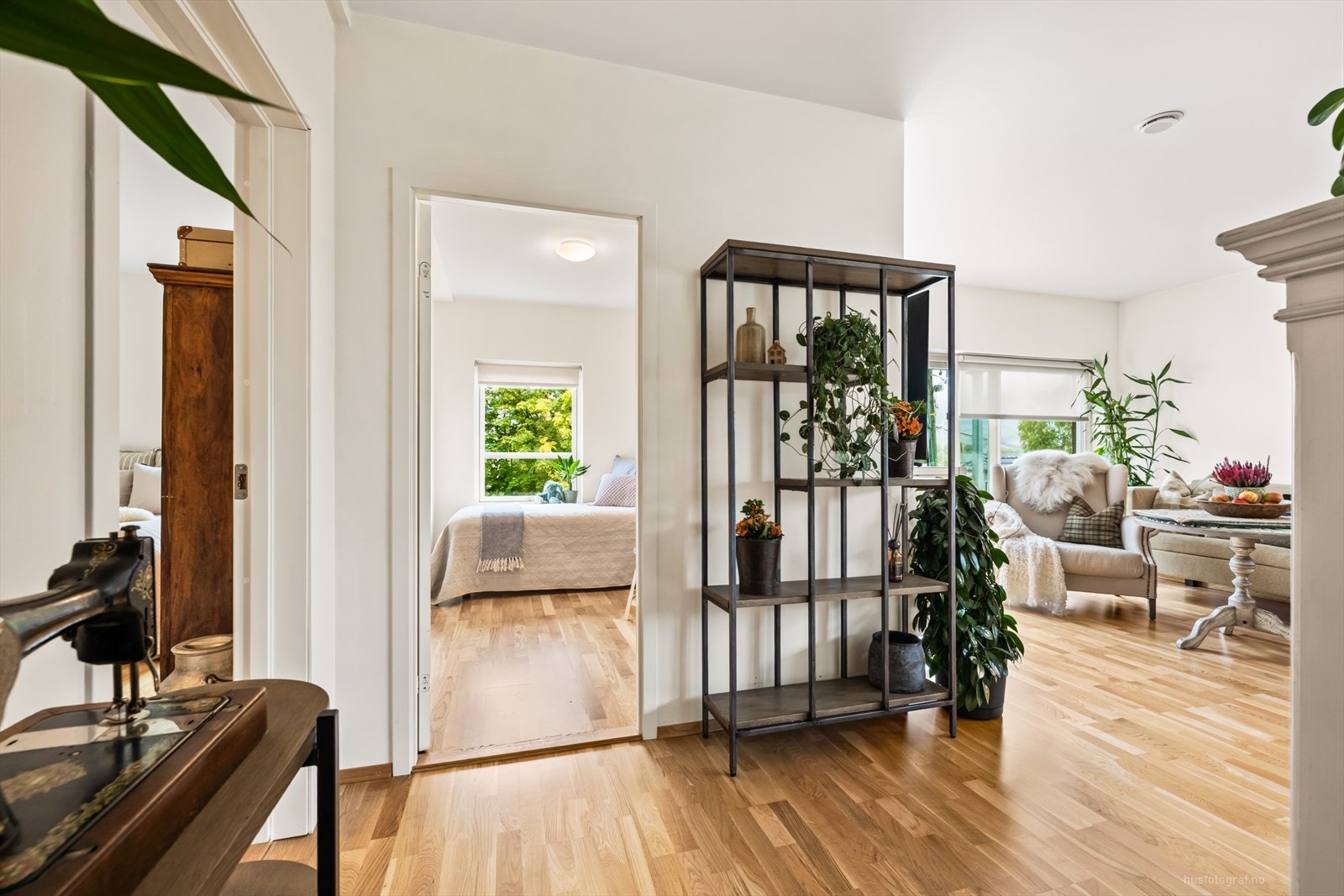 Leiligheten består av entré, åpen kjøkken og stueløsning, bad, to soverom, to boder, samt terrasse. Galleribilde