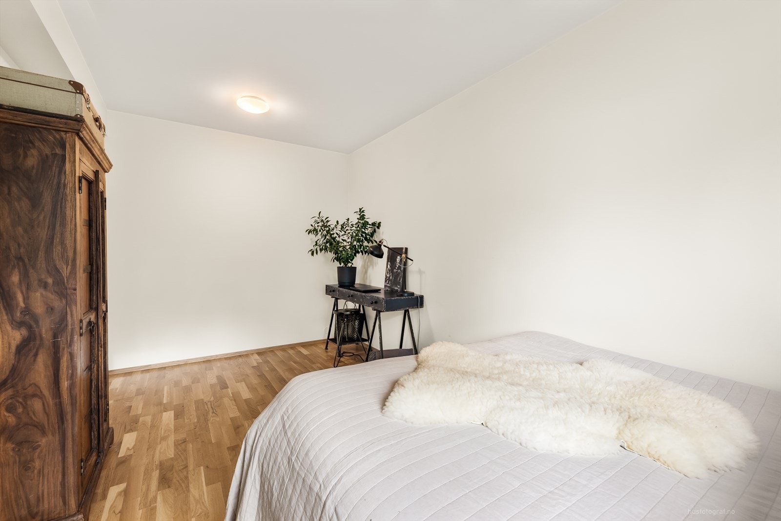 Hovedsoverommet har god plass til dobbeltseng med nattbord og garderobeløsning. Galleribilde