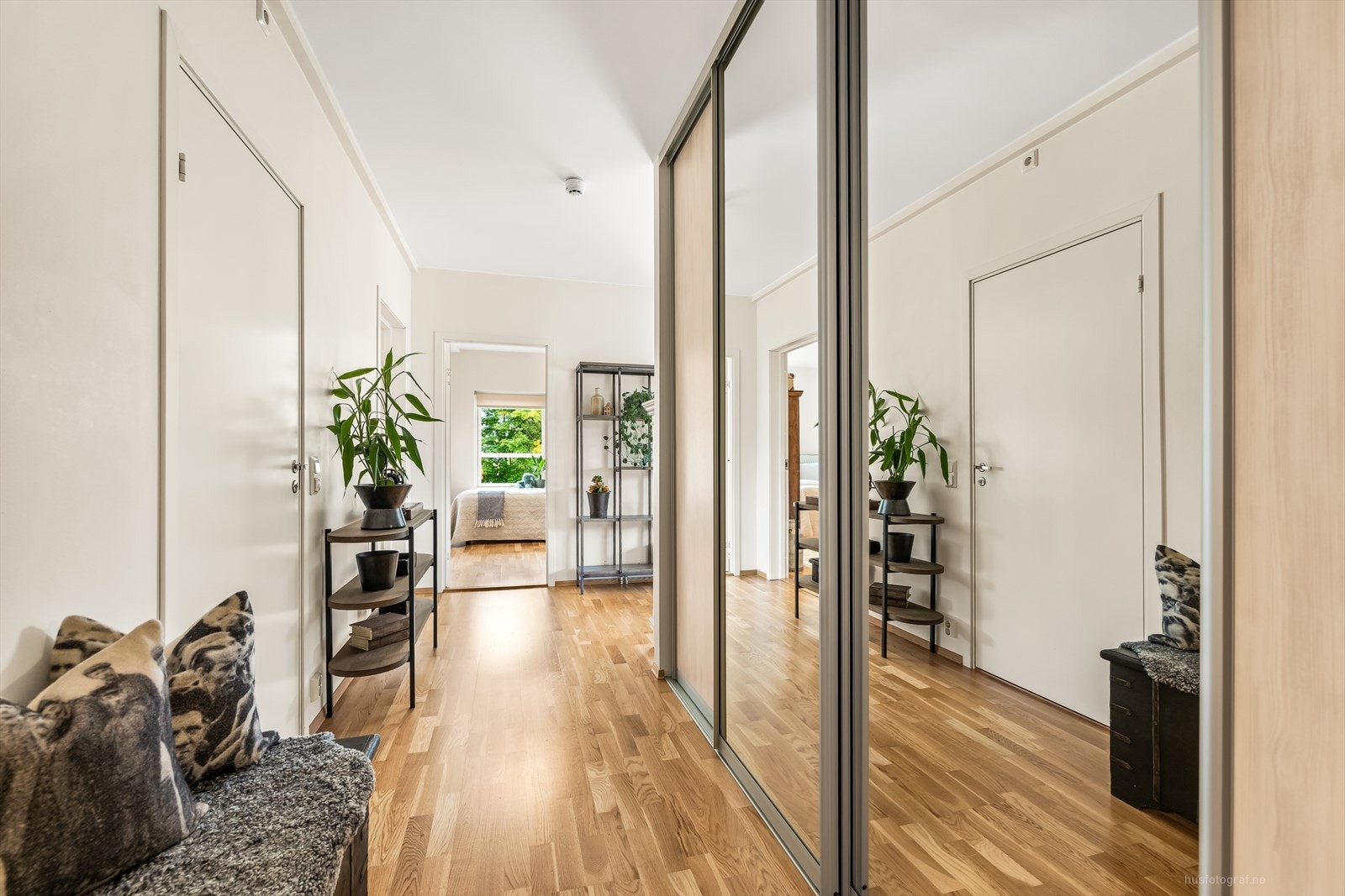 I gangen er det en romslig skyvedørsgarderobe som gir god oppbevaringsplass og bidrar til et ryddig og oversiktlig inngangsparti. Galleribilde