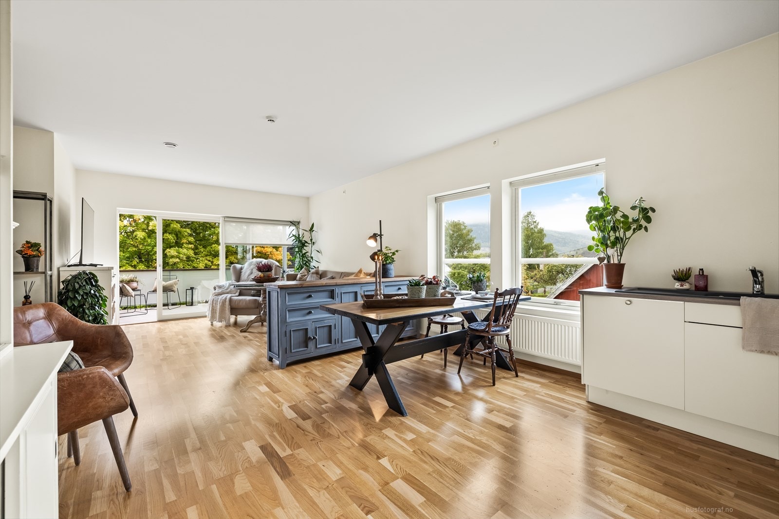 Leiligheten har en åpen og sosial stue kjøkkenløsning. Galleribilde