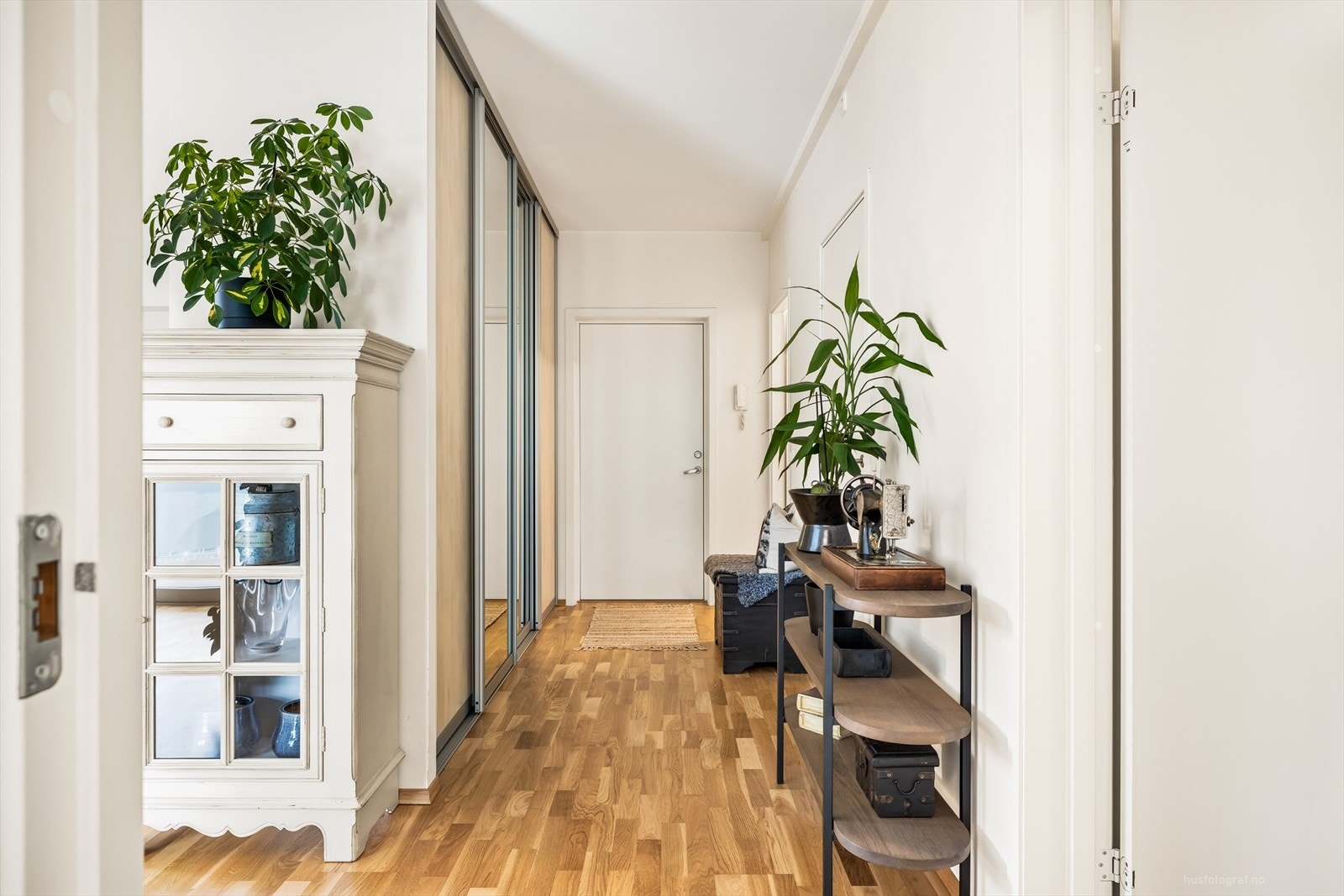 I entréen er det god plass til både oppbevaring og en praktisk sitteplass for å ta på sko. Galleribilde