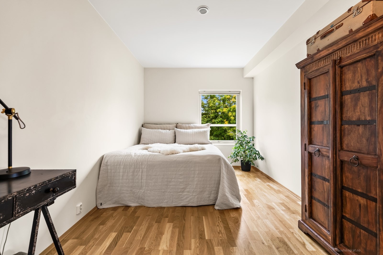 Leiligheten har to romslige soverom malt i en lys fargetone som gir en behagelig tilværelse. Galleribilde