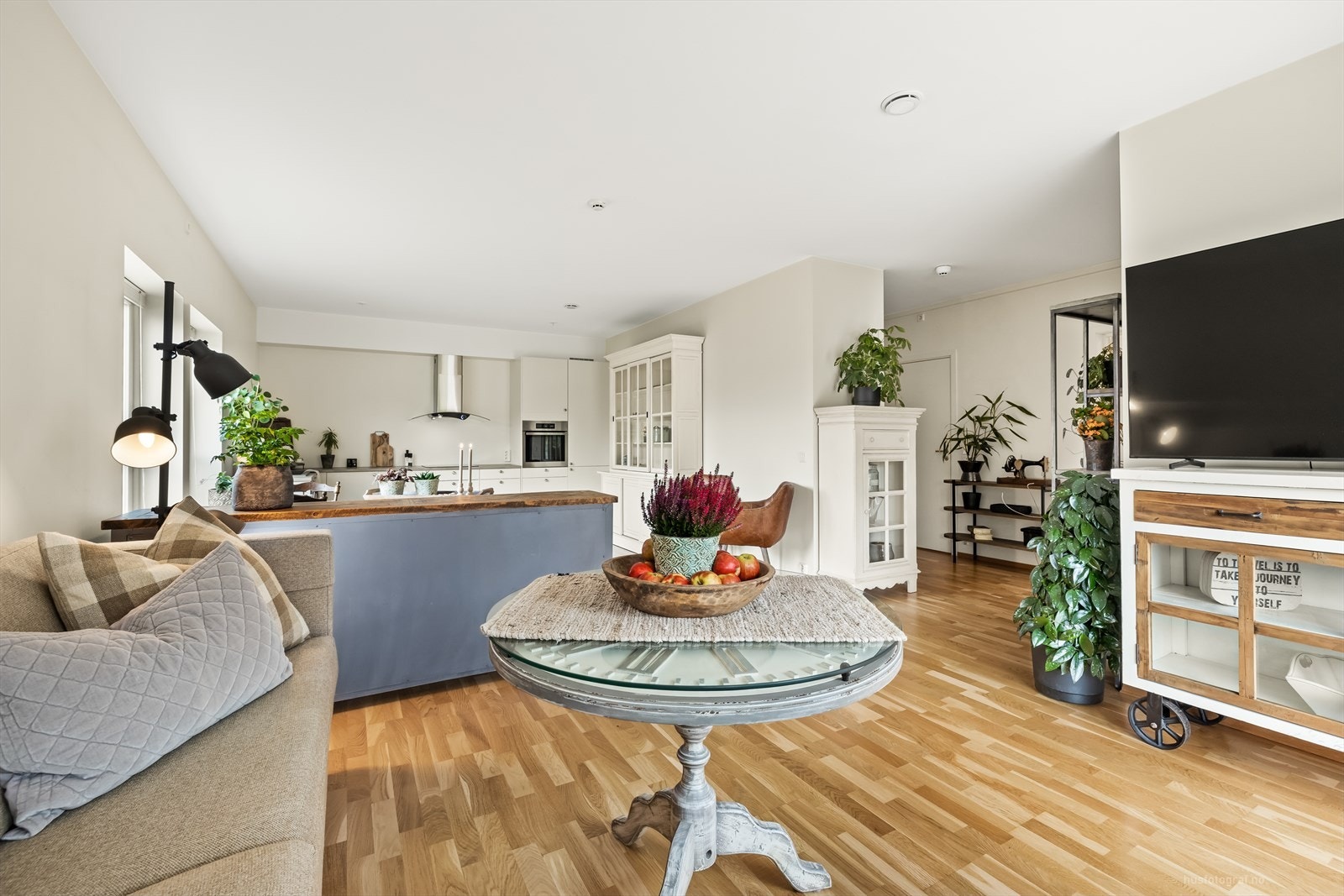 Her er det fin plass til både sofagruppe og spisebord, noe som gjør rommet velegnet for både hverdagsliv og sosiale sammenkomster. Galleribilde