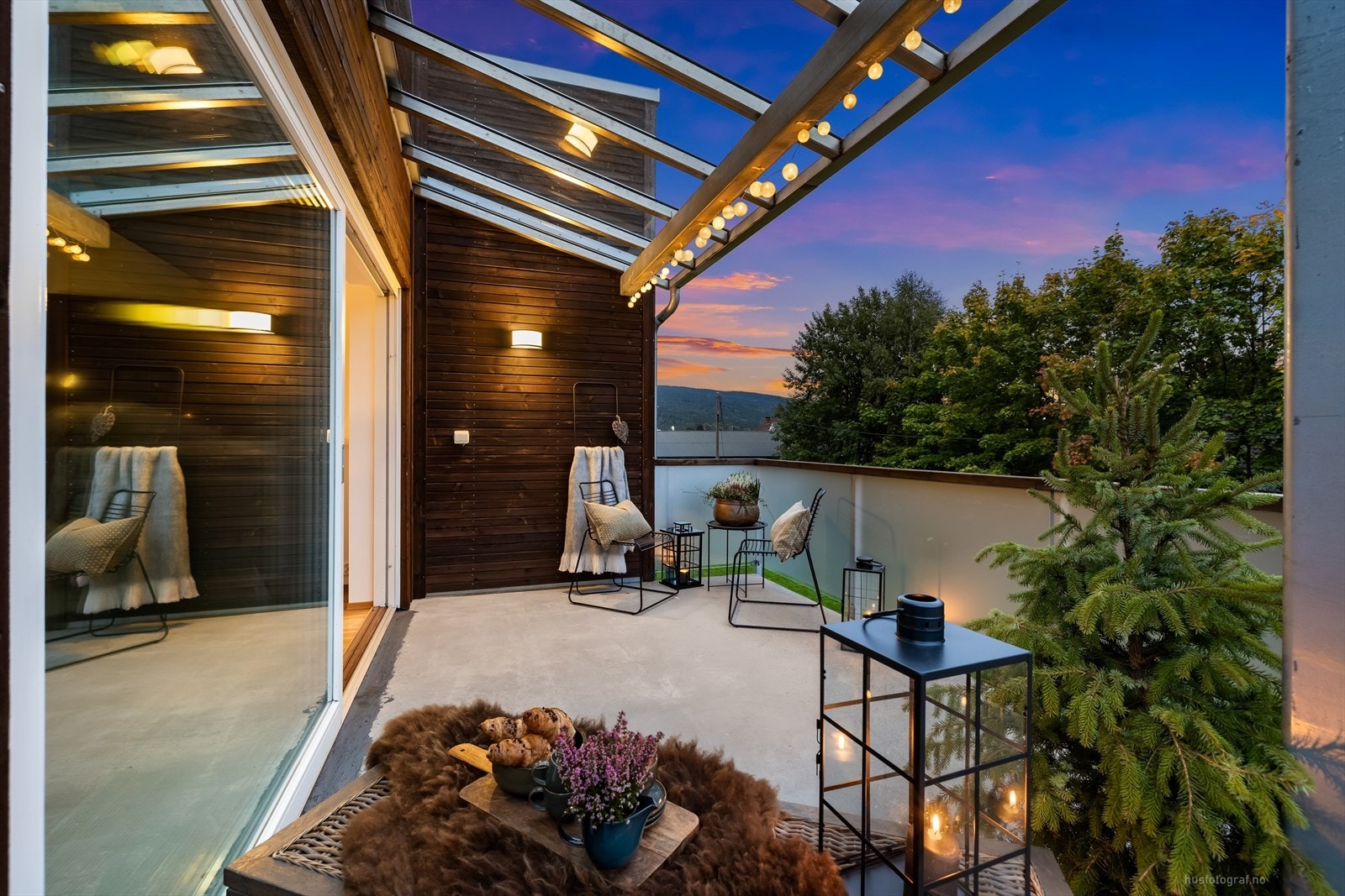 Fra stuen er det utgang til en skjermet og overbygd terrasse med sol hele dagen, hvor det er rikelig med plass til utemøblement. Galleribilde