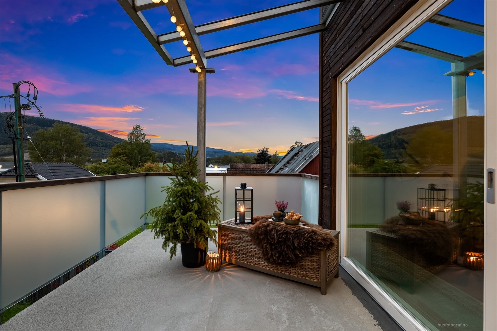 Balkongen er en flott forlengelse av stuen. Terrassedøren kan åpnes bredt Galleribilde