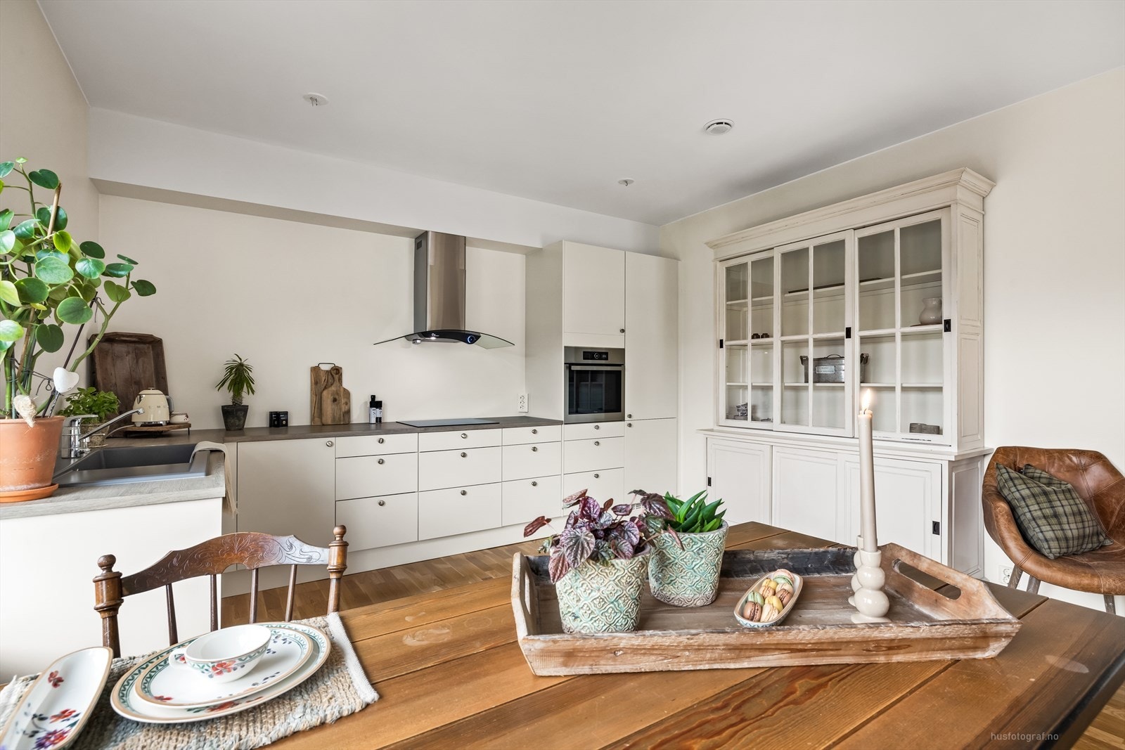 Innredningen byr på godt med skap- og benkeplass. Galleribilde