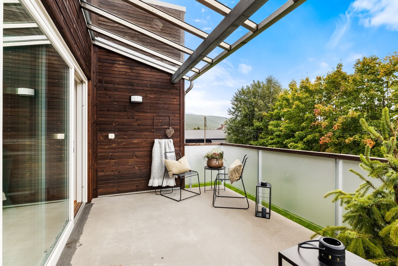 Balkongen er fint skjermet med lite innsyn og vender mot fellesarealer. Galleribilde