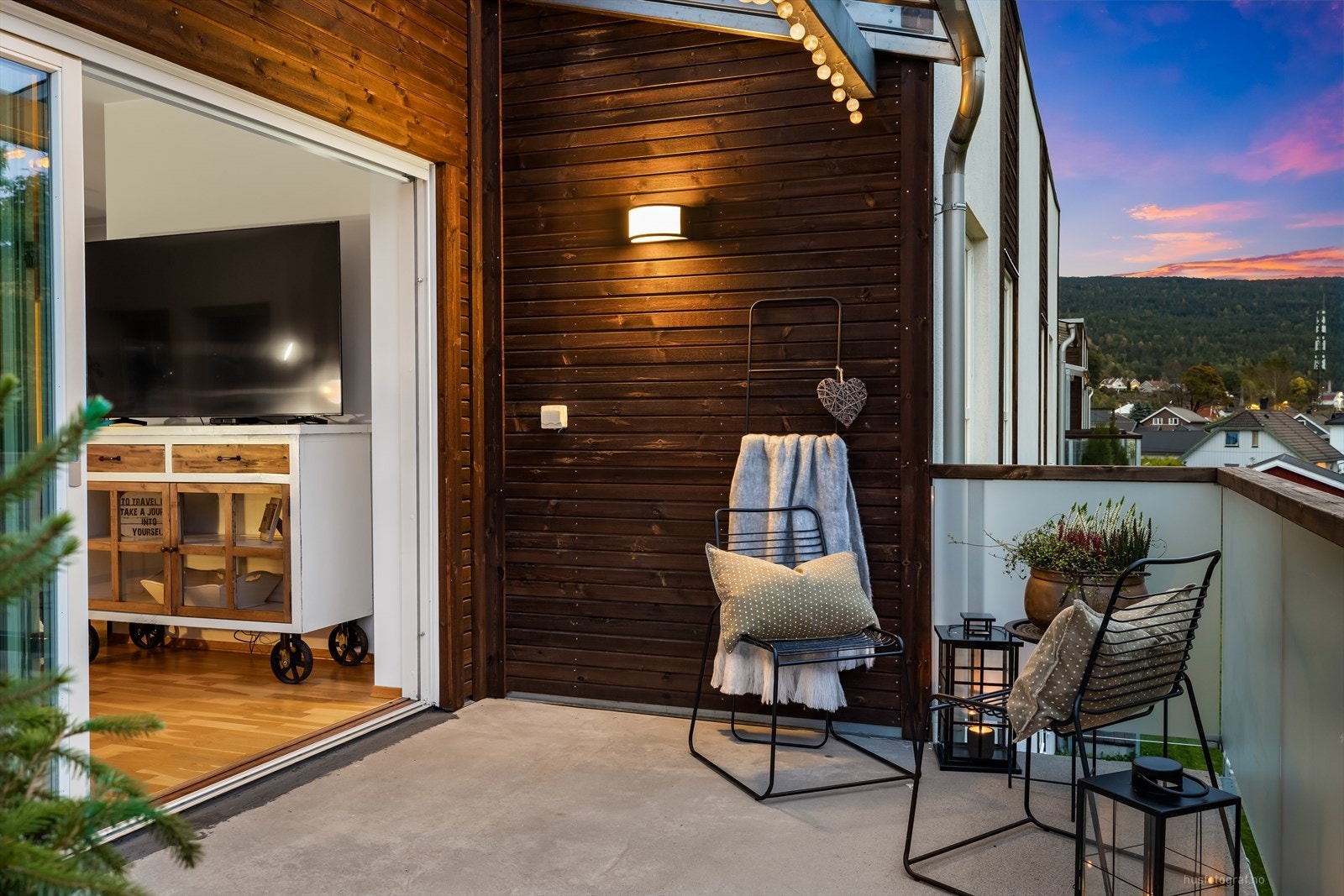 Fra stuen er det direkte utgang til en stor og skjermet balkong på hele 14 kvm. Galleribilde