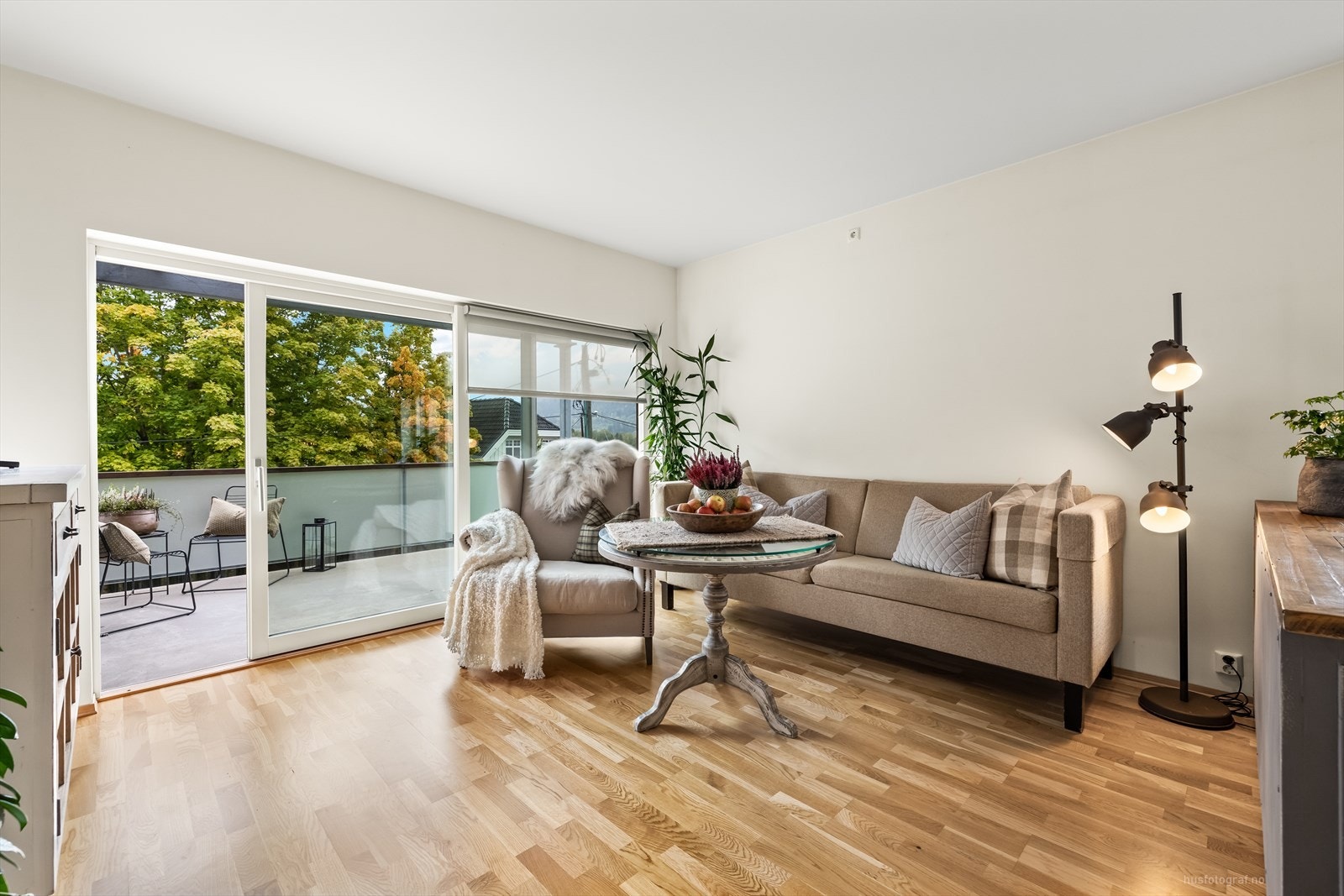 Leiligheten fremstår som lys og innbydende med en moderne og helhetlig stil. Galleribilde