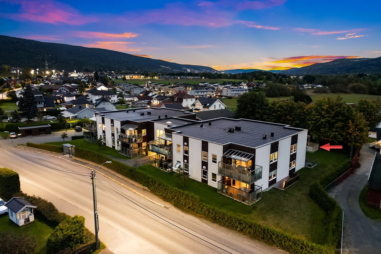 Moderne sameie med busstopp rett utenfor døra Galleribilde