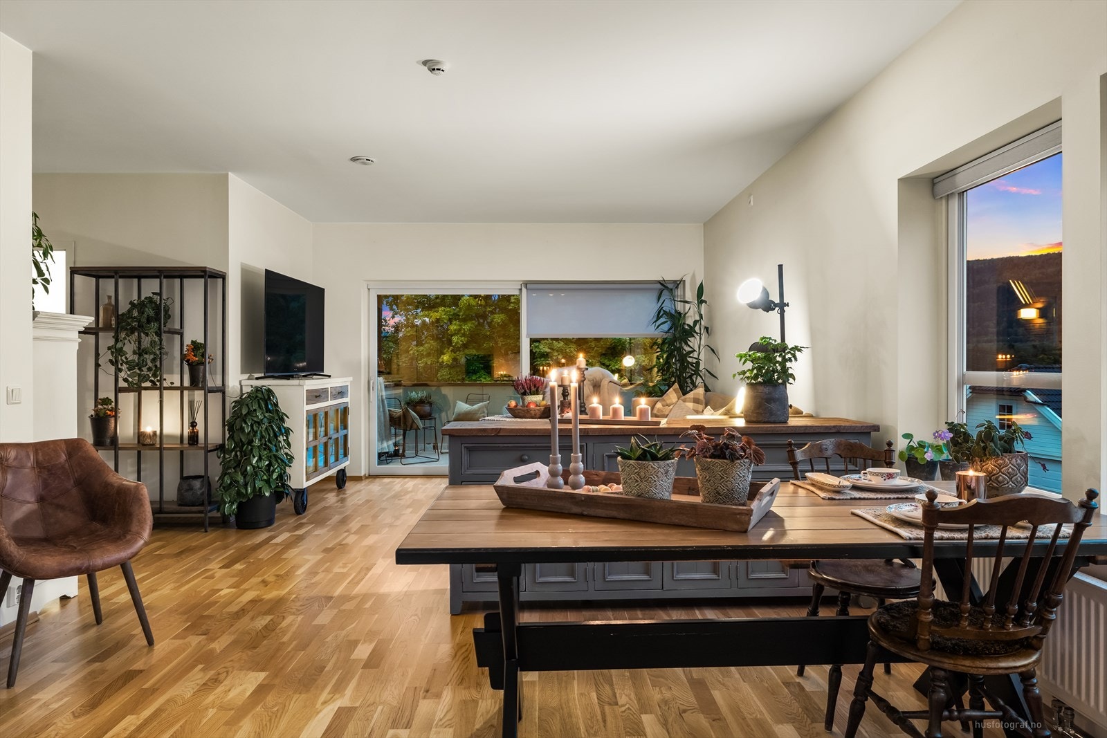 Leiligheten har tidsmessige og delikate farge- og materialvalg, kombinert med en praktisk og gjennomtenkt planløsning som gir en behagelig romfølelse. Galleribilde