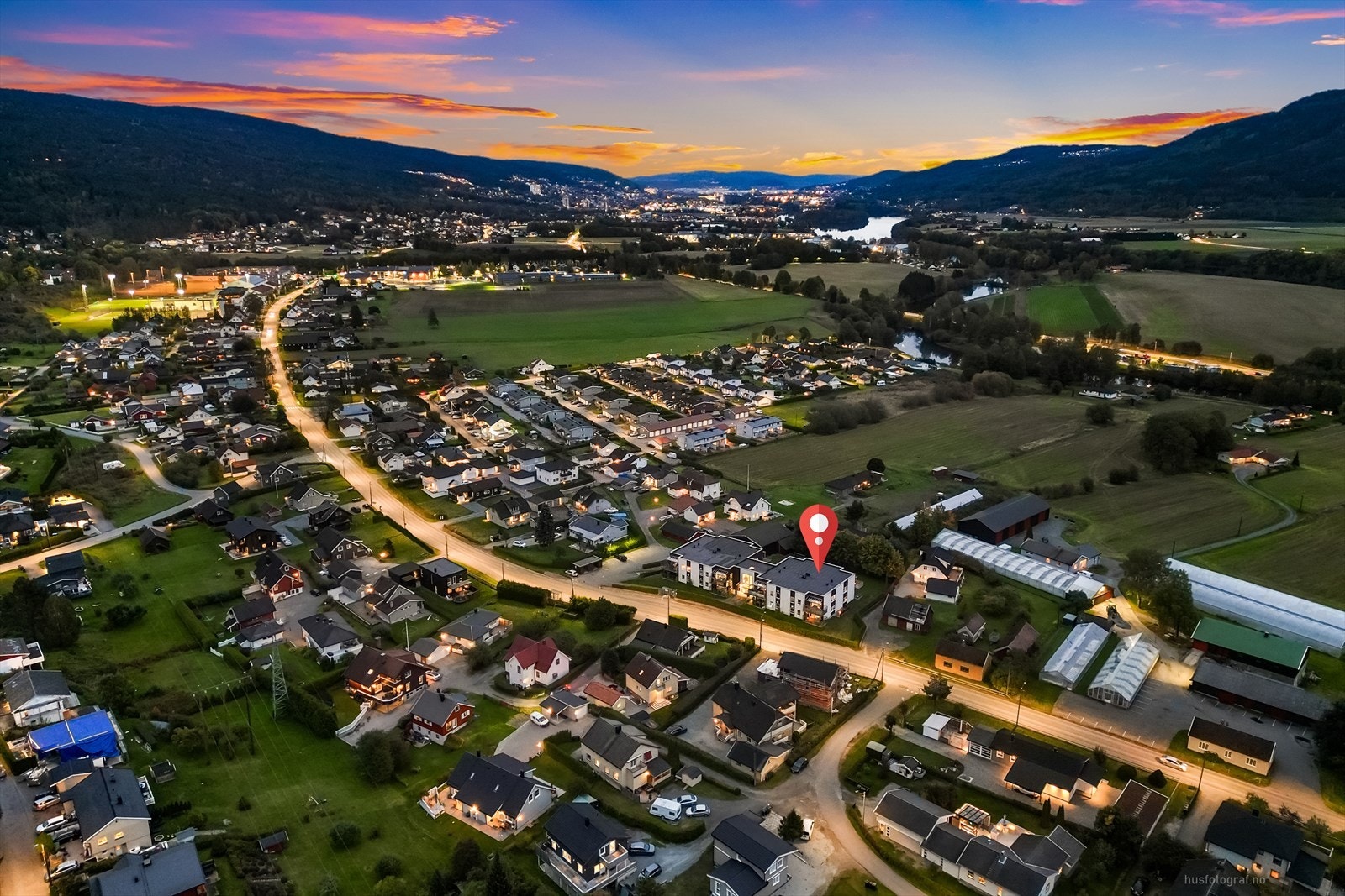 Drammen sentrum nås på cirka 10 minutter med bil, og det er gode bussforbindelser samt togstasjon i nærheten. Galleribilde