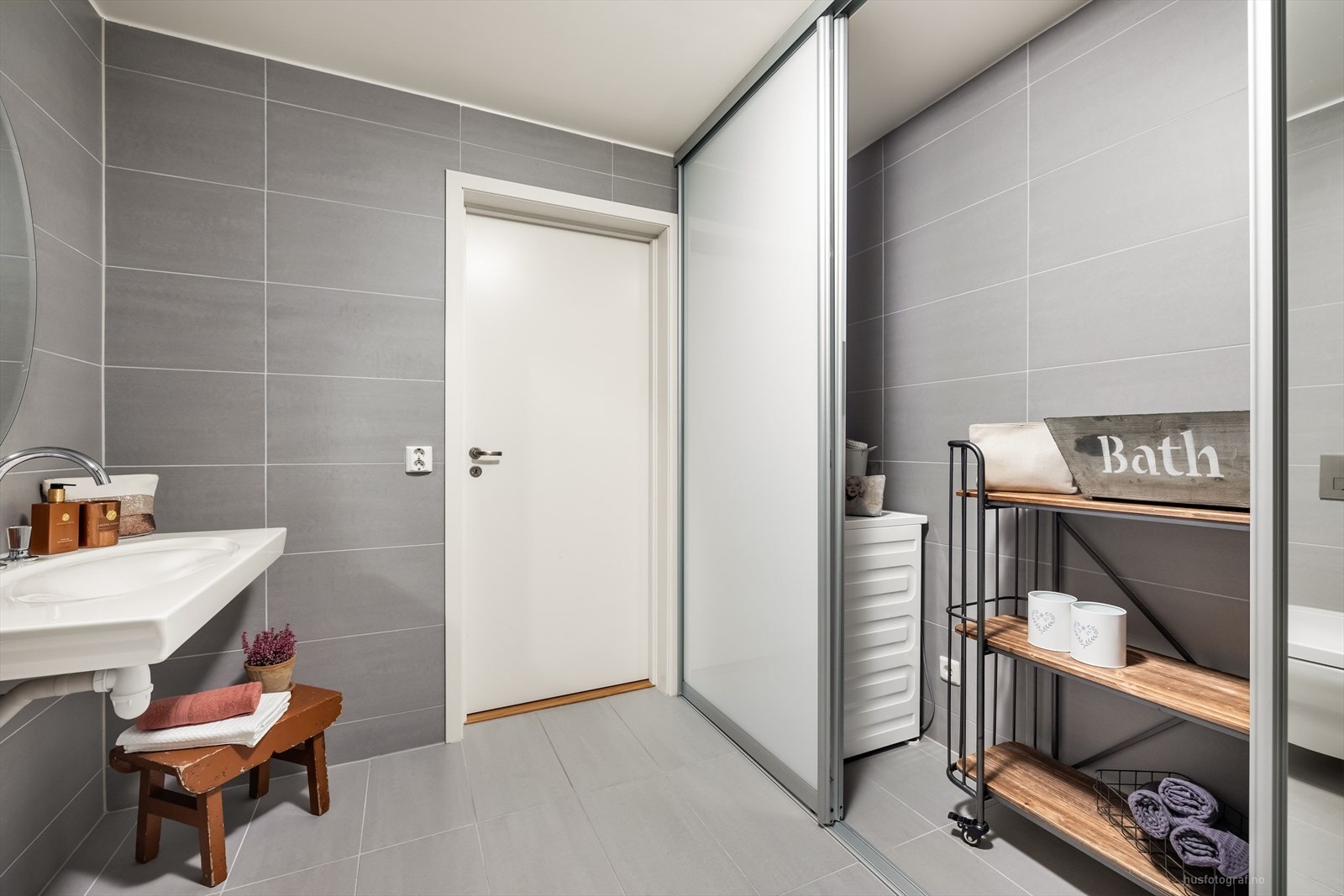 Det er opplegg for vaskemaskin, som er skjult bak en praktisk skyvedørsgarderobe, ideell for både oppbevaring og et ryddig uttrykk. Galleribilde