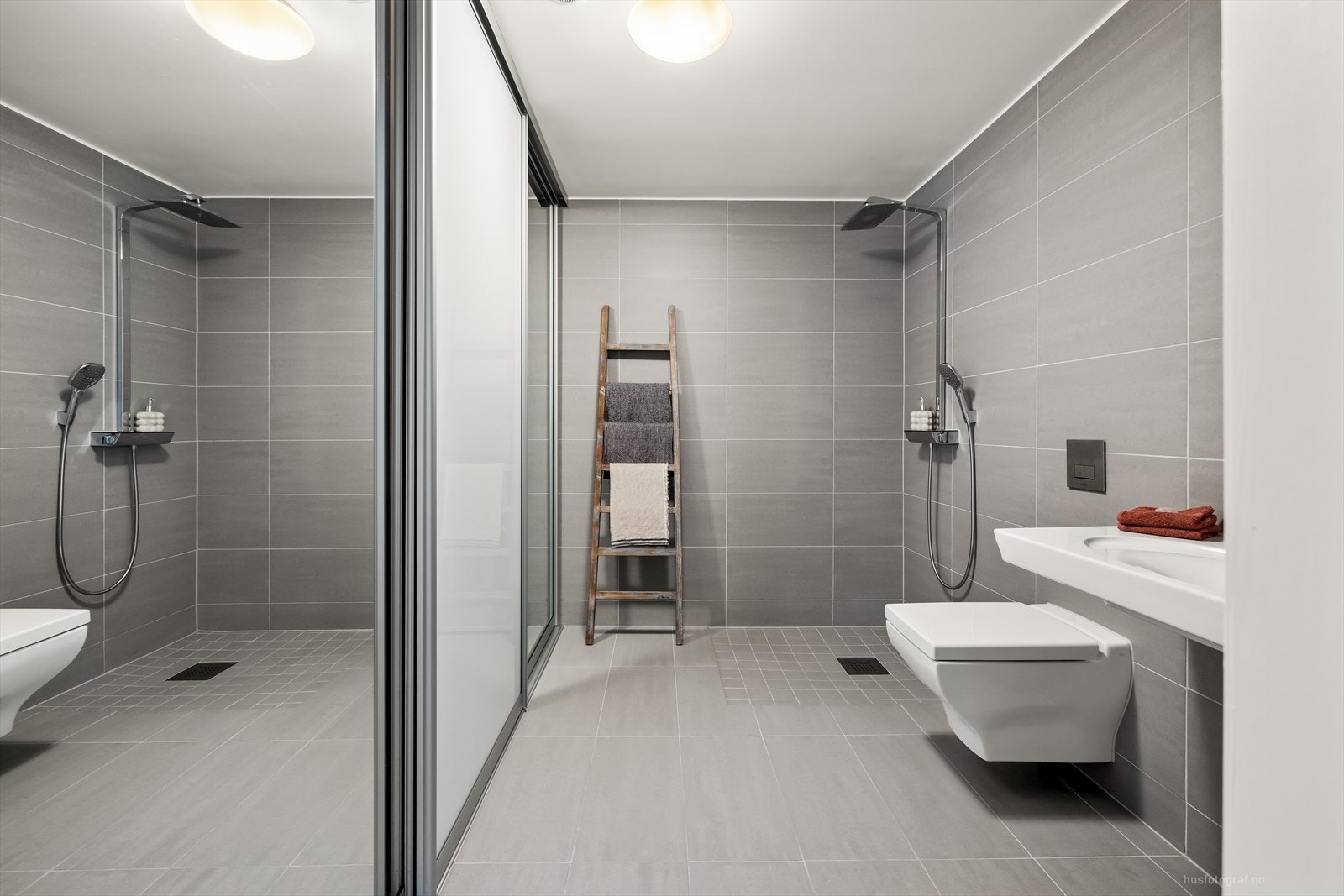 Et stilrent og funksjonelt bad som dekker behovene i en moderne hverdag, med oppgradert sanitærutstyr fra Villeroy & Boch. Galleribilde