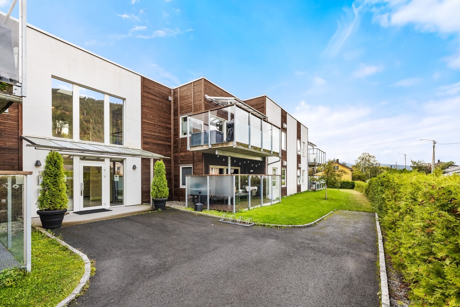 I kjeller har leiligheten 2 praktiske sportsboder på henholdsvis 5 kvm hver og det medfølger 2 garasjeplasser i felles garasjeanlegg. Galleribilde