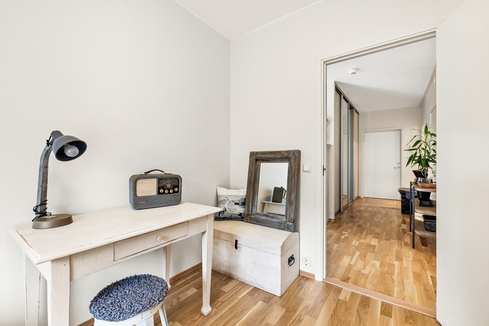 Soverom 2 kan fint innredes med seng, skrivepult og garderobe og passer perfekt som gjesterom eller barnerom. Galleribilde