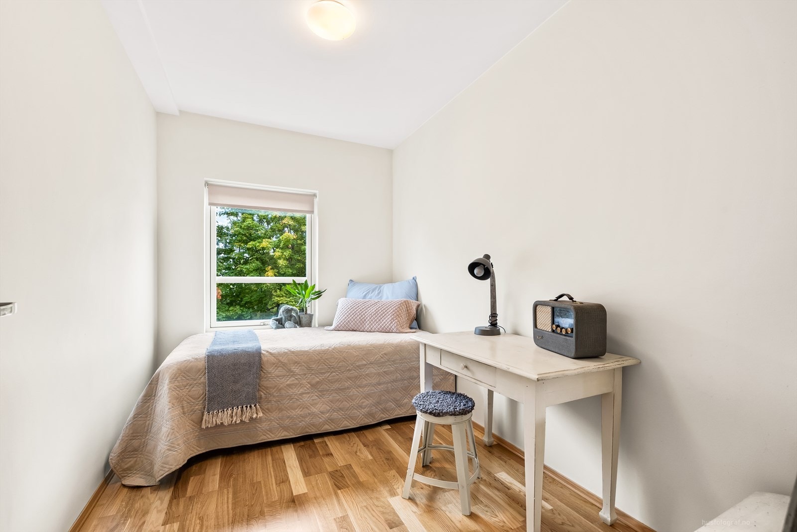 Soverommene er vendt mot fellesarealer og felles hage. Galleribilde