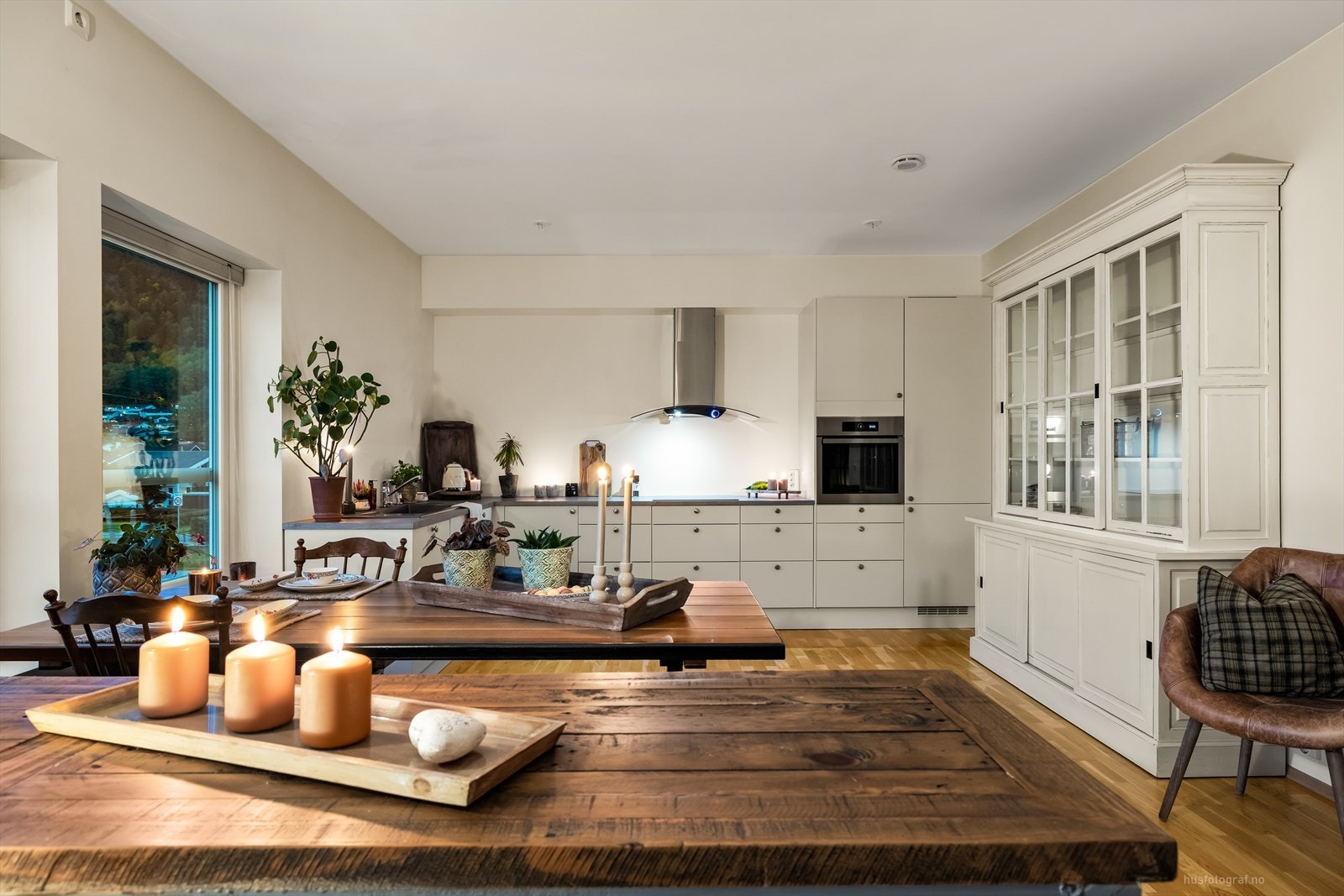 Kjøkkenet har et stilrent og funksjonelt design med glatte fronter og laminat benkeplate. Galleribilde