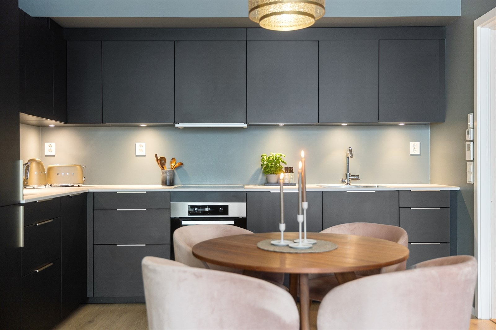 Mobalpa kjøkkenet er påkostet med høykvalitetshvitevarer fra Miele. Galleribilde