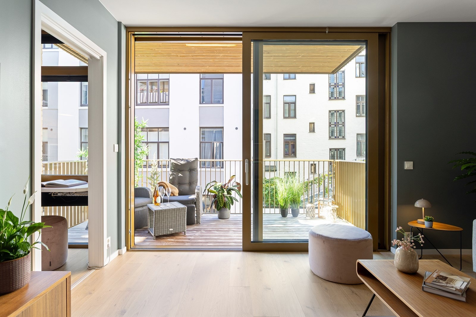 Den sosiale stuen byr på vindusflater som strekker seg helt ned til gulvet, ekstra takhøyde på 2,60 m og flotte overflater som 1-stavs eikeparkett på gulv. Galleribilde